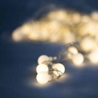   100 Led, karácsonyfa fényfüzér, matt fehér gömbökkel,10 méter, meleg fehér fényhatás